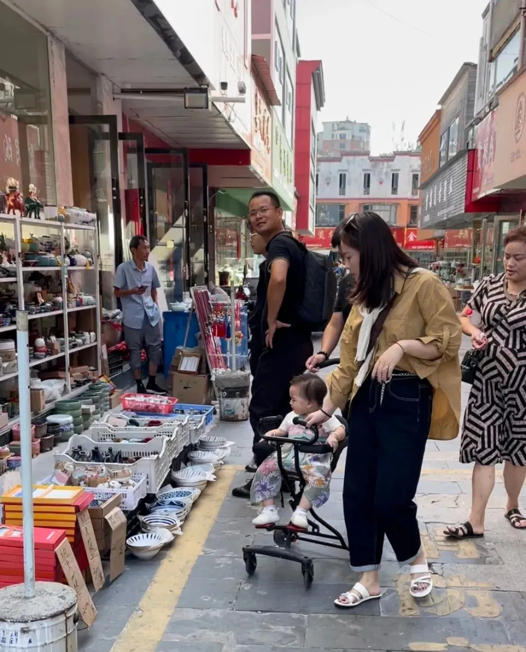 假期进入尾声,景德镇陶瓷市场内游客依然络绎不绝
