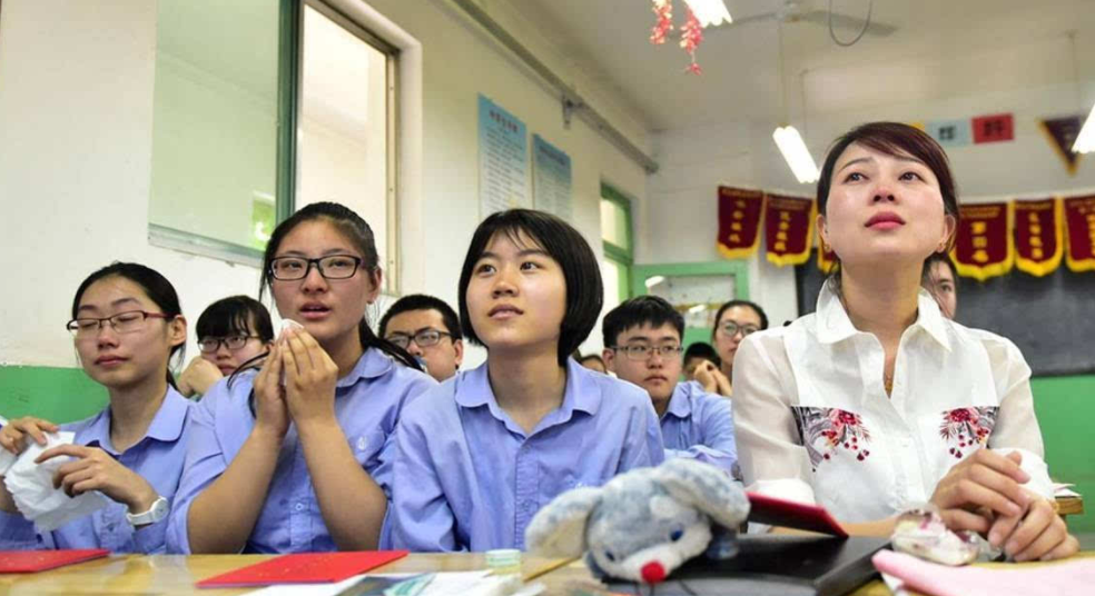 2021年高考成绩出炉，一地区录取线断崖式下滑，考生：喜从天降