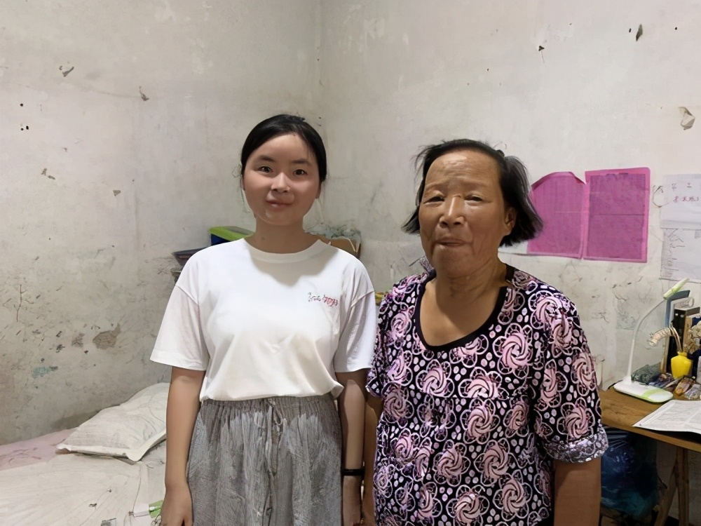 贫寒出孝子：农村女孩625分考上湖南大学，要带奶奶上大学