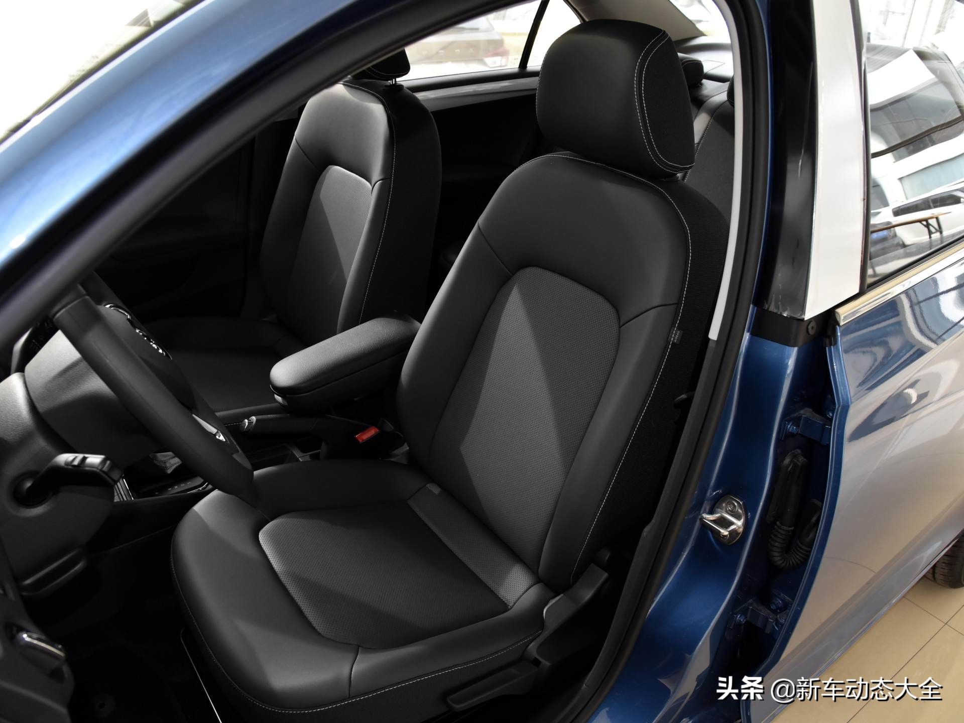 三厢家轿合资车，自动挡高可靠油耗5.6L入门低价，实拍昕锐