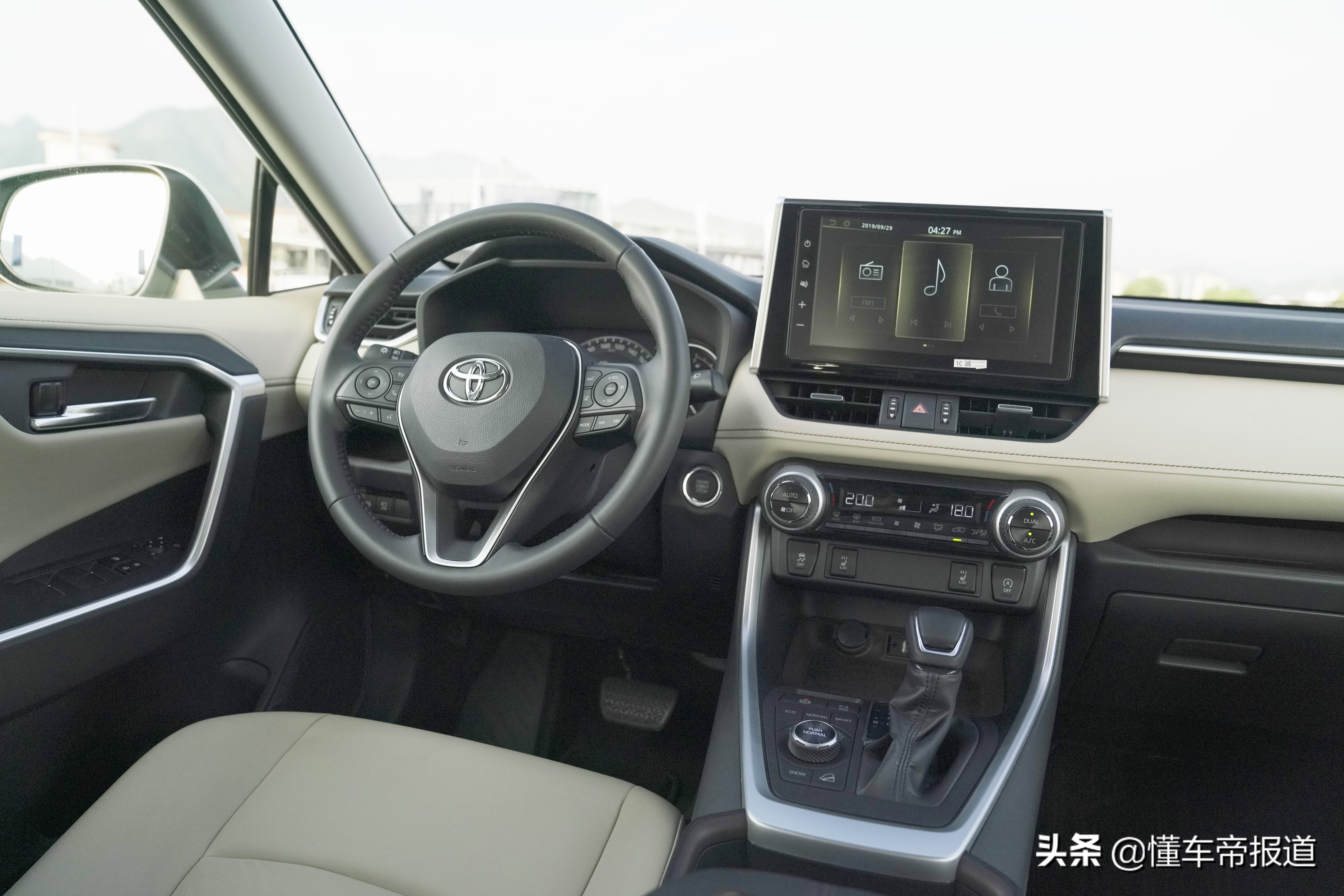 那内饰会让你觉得这个硬汉很会过日子,一如既往的非常丰田的设计,尤其