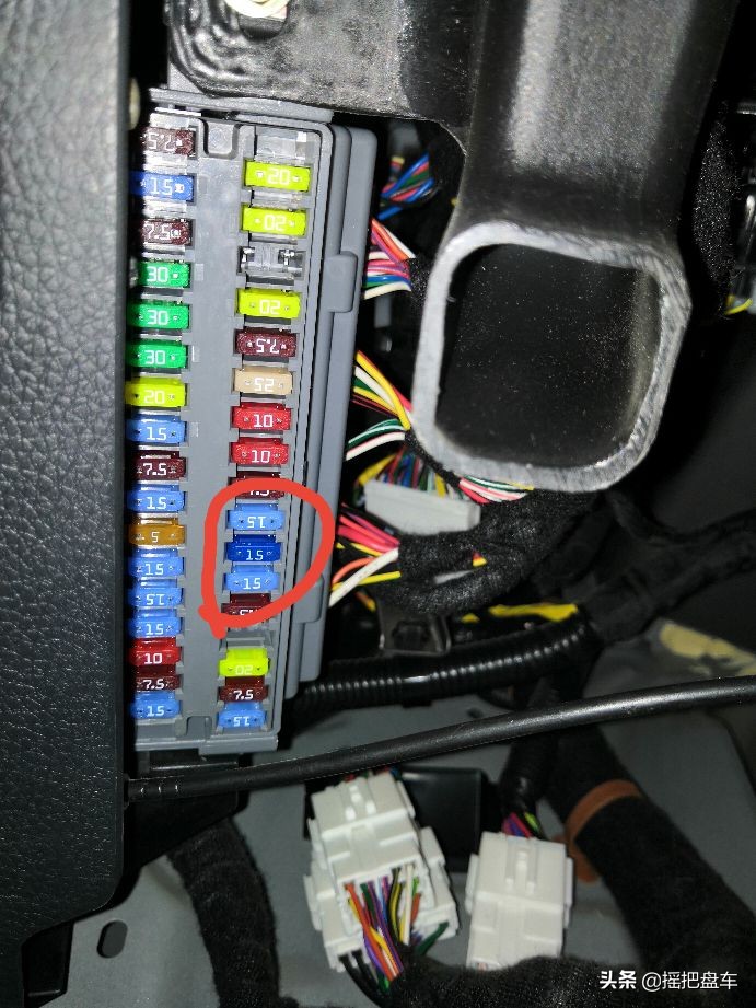 自己更换比亚迪唐2015款更换点烟器保险丝