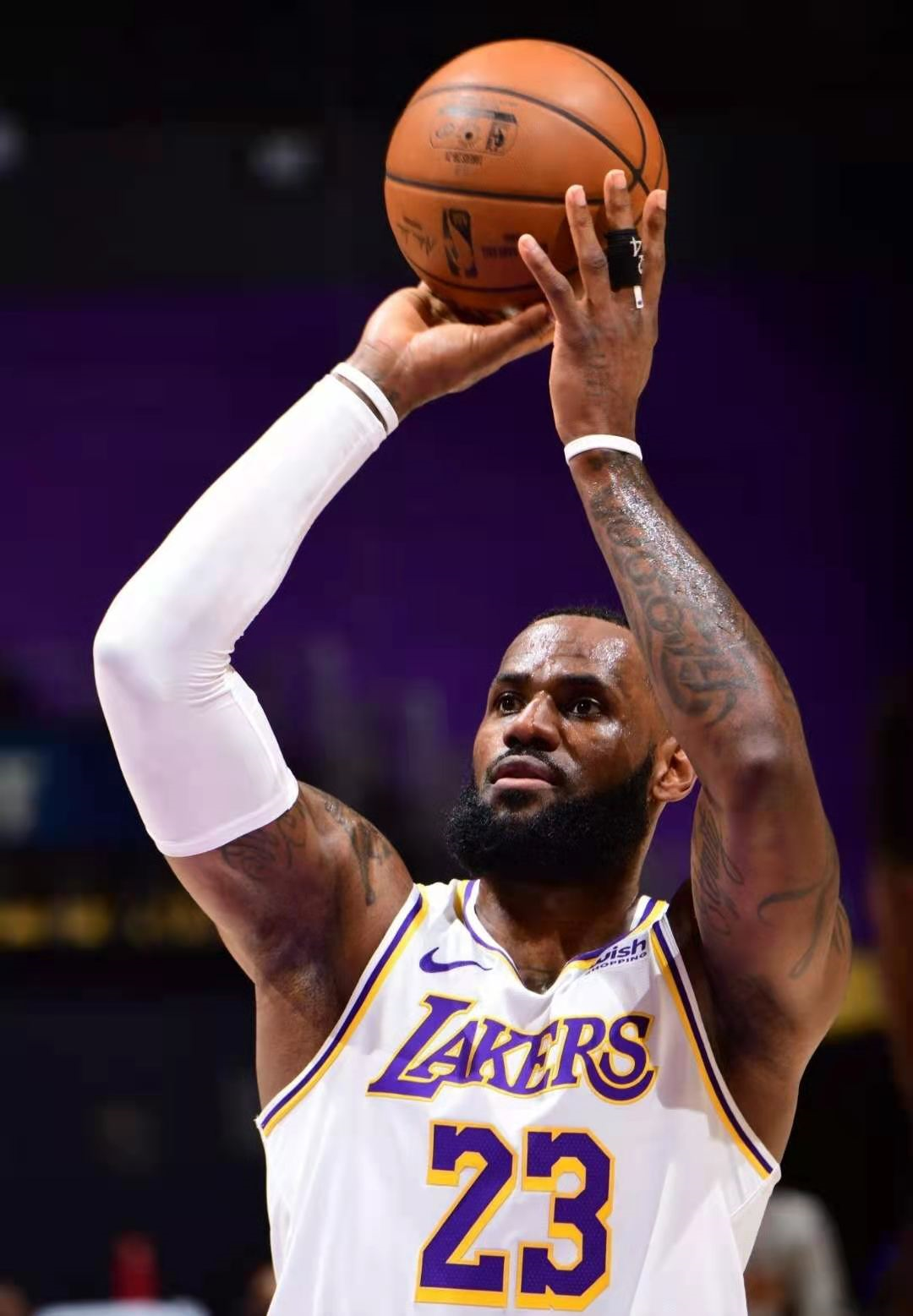 nba球员为什么下场休息（詹姆斯伤情确定，将无限期休战，为何在投中3分之后才被换下场？）