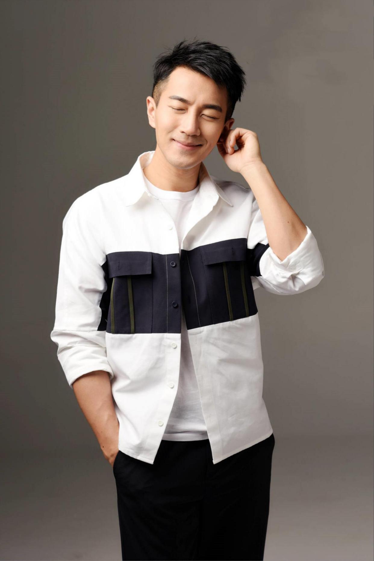 自然的亮点搭配,不自觉地吸引人眼球,是人见人爱的成熟暖系男神了!