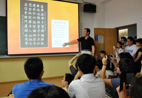 一985寝室男女混住，女大学生洗澡后尴尬，不准男生坐电梯惹争议