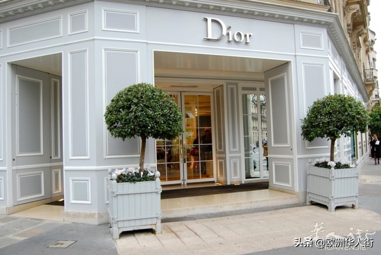 米兰告诉市议会(租金一年500万！米兰购物长廊商铺拍出天价，Dior、Fendi不差钱)