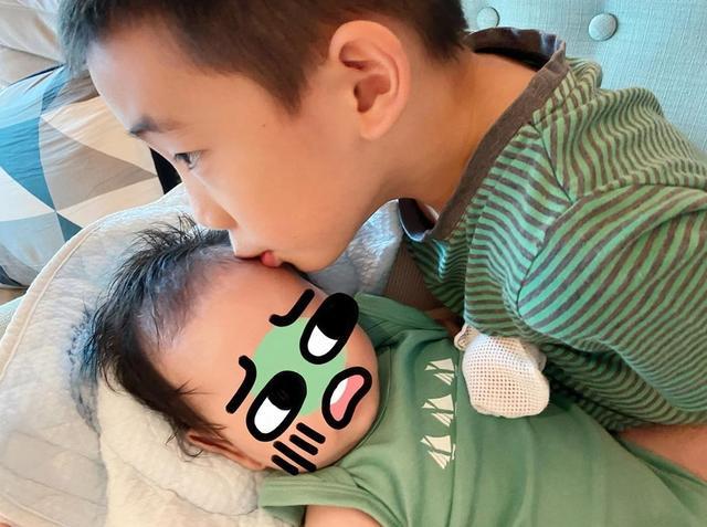 应采儿罕晒次子视频，HoHo举着红旗一路小跑，露小乳牙萌态尽显