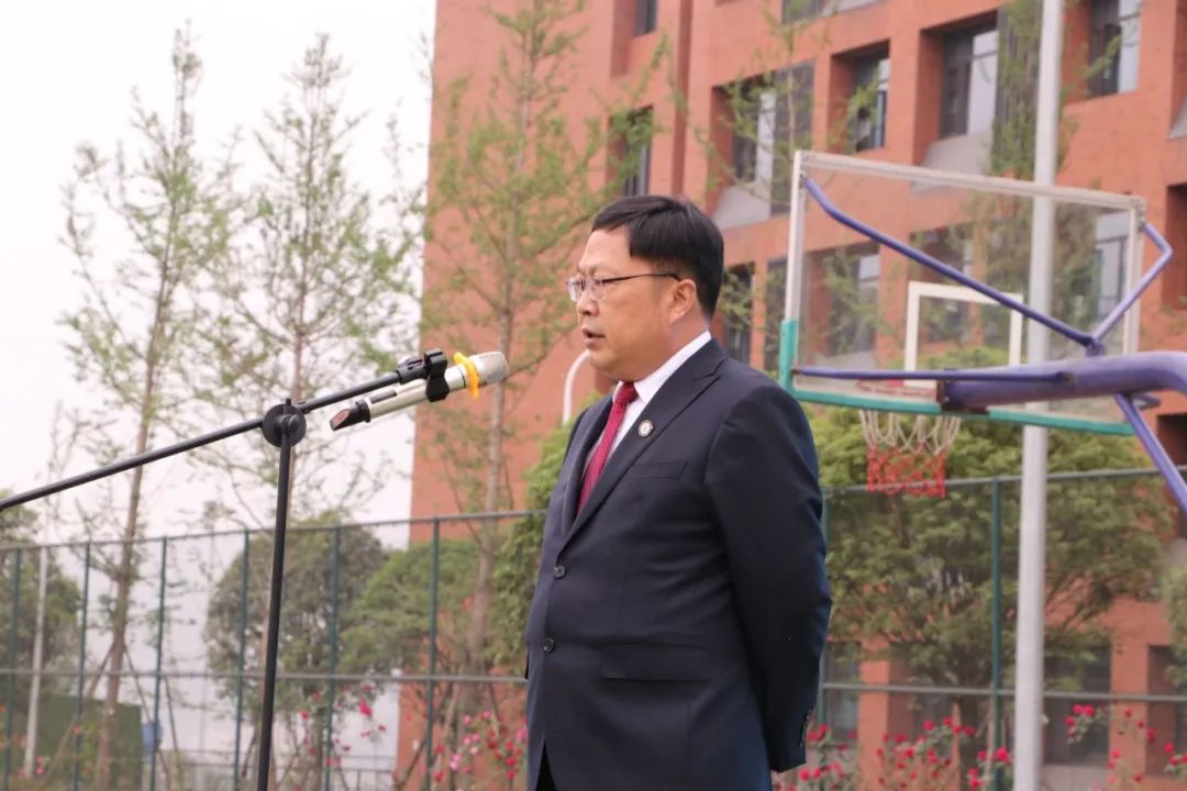 宜宾成外校长雷从树：少开会，少坐办公室，多“逛”校园