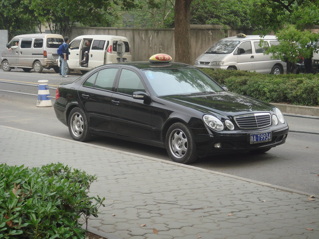 还是一批黑色的奔驰e200 (w211),并且按照规定,这些高档出租车,运营