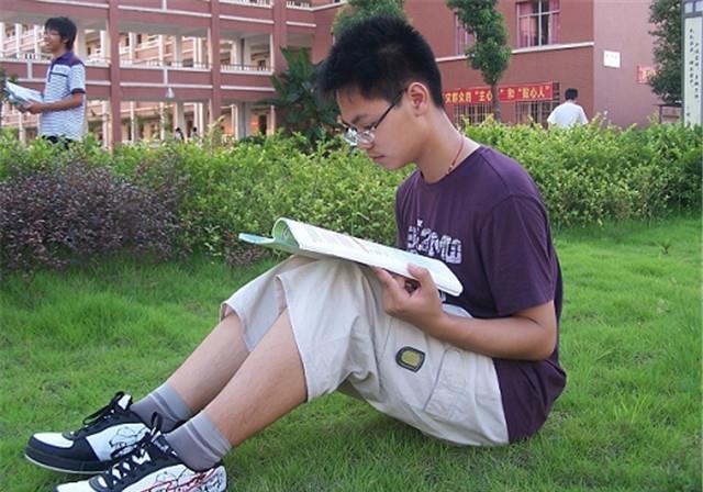 母亲陪读十几年，高考671分考上清华的他，现状怎样了？