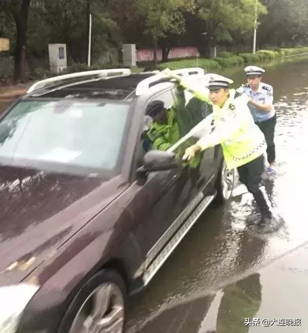 大连国安安保(风雨之后，大连街头！10岁“小交警”温暖一座城)