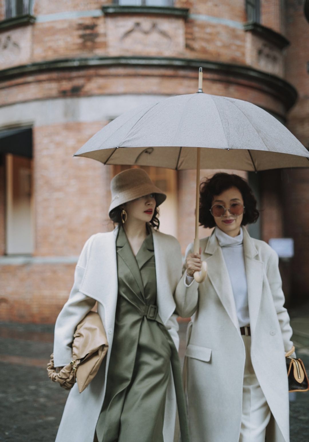 白色的大衣在这个寒秋总是如此的受欢迎,就连时尚博主三木妈妈也一样