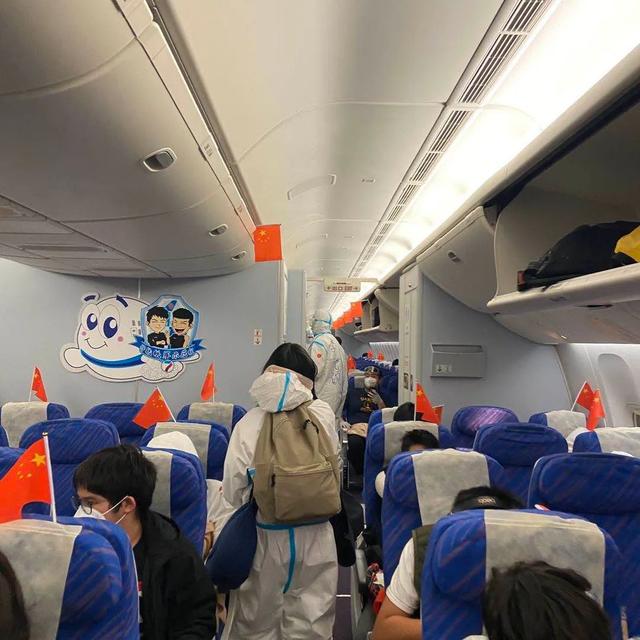 赴美留学十万票价再现，航班排千米长队！网友担忧有几个会回来？