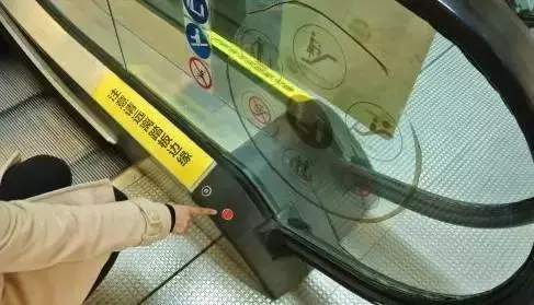 心疼！商场现扶梯“吃人”事故！小男孩脚趾被卷入，网友：不敢看...