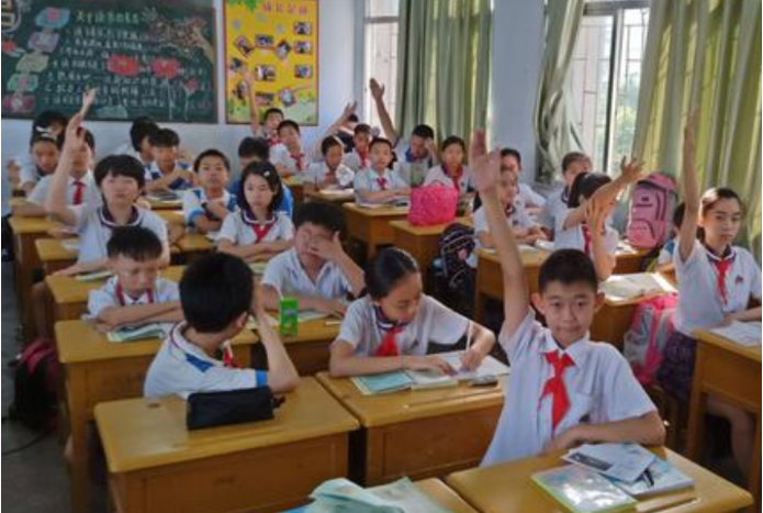 教育部最新回应：中小学“上课时间”已调整，学生轻松家长却难