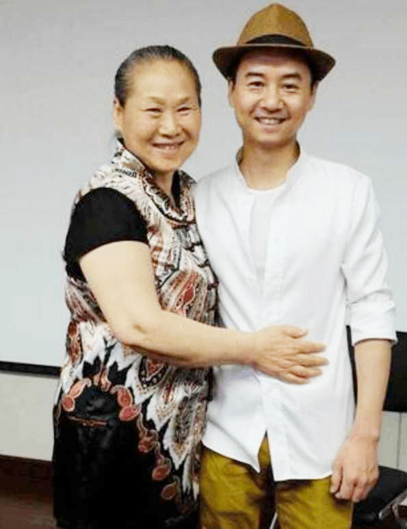 著名男星毛孩含泪说亲情:妈妈的生命远比我的事业重要