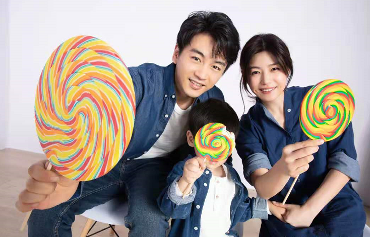 陈妍希拖家带口探班陈晓，变望夫石痴望老公，儿子东张西望很活泼