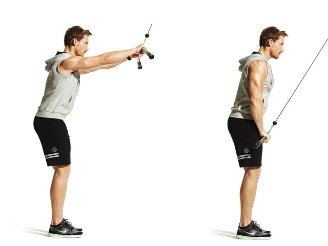 腿部稍作弯曲,脊椎保持挺直,收紧核心肌群,利用背部发力,将拉绳向后