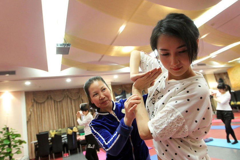 2005年“背母上学”的刘霆，十年后变性，参加选美比赛成功获奖