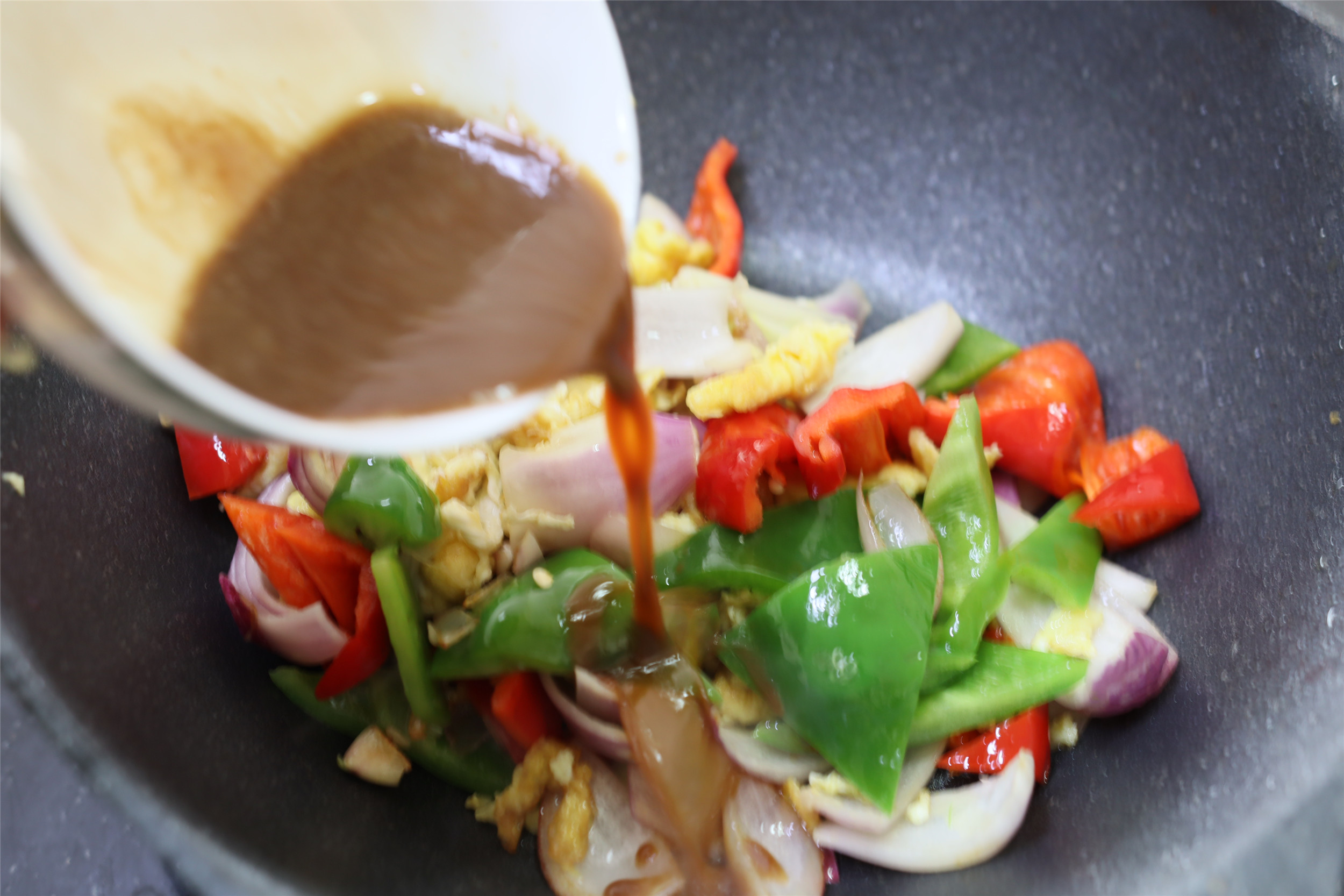 鸡蛋、洋葱加辣椒，3样菜这样炒，吃一次忘不了，年夜饭有好菜了