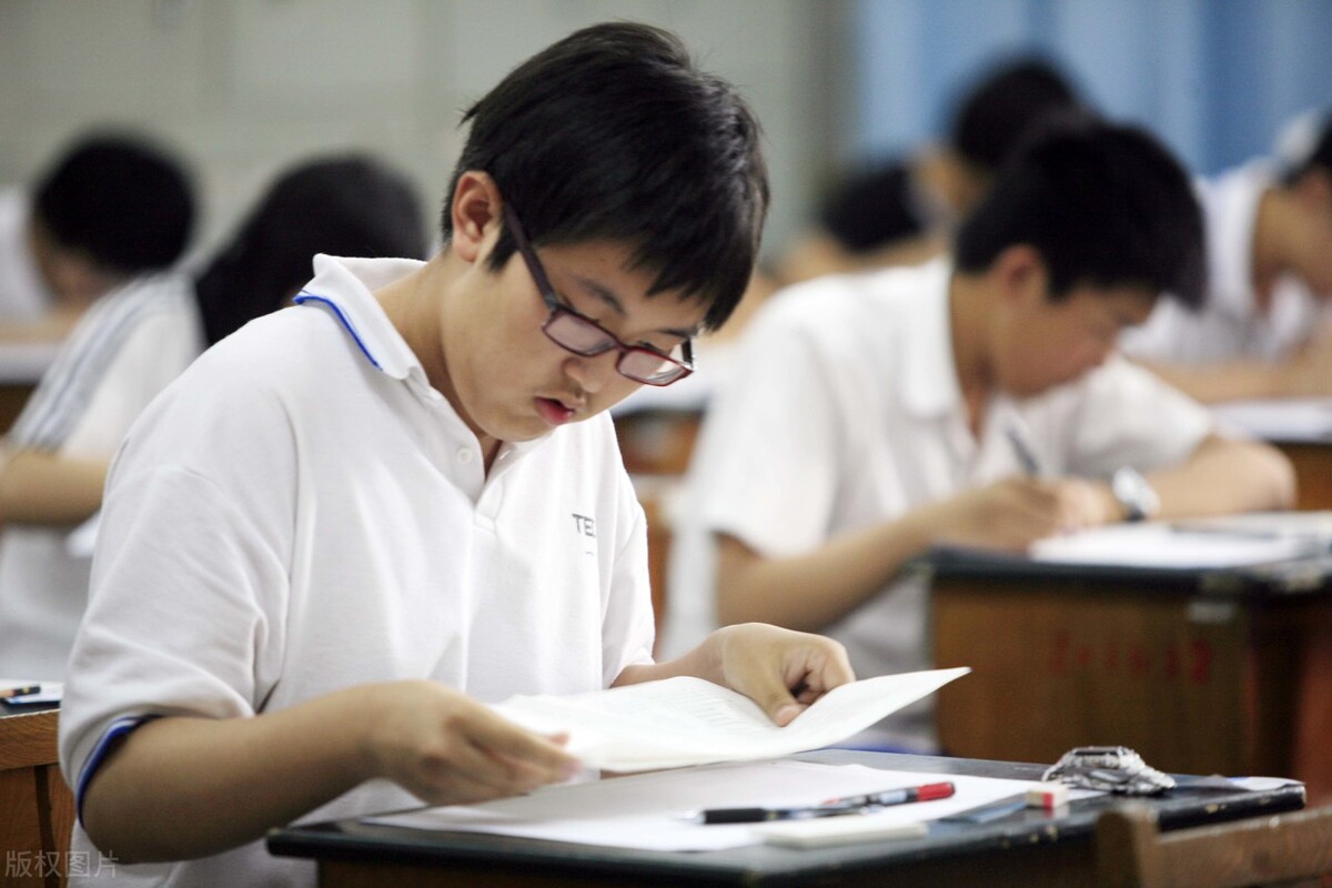 贵族学校与普通学校“校服对比”，这3点差距现实，学生：不公平