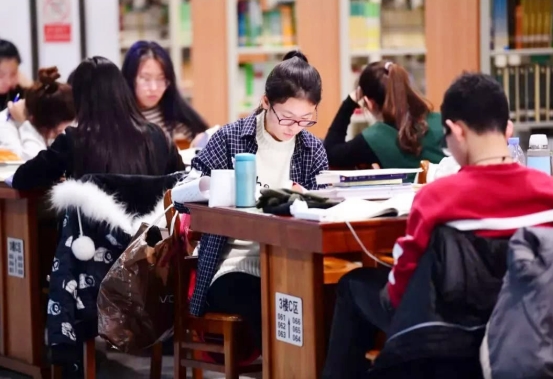 为什么一定要读985/211大学？过来人说出4点优势，真的太明显了