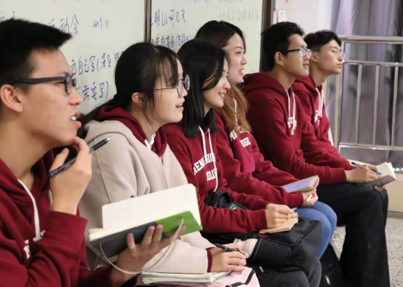 女老师怀孕坐着上课，校长看到后斥责“无底线”，家长看不下去了