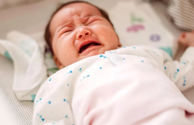 为啥宝宝睡觉时会突然大哭？不是故意在磨人，而是“有苦难言”