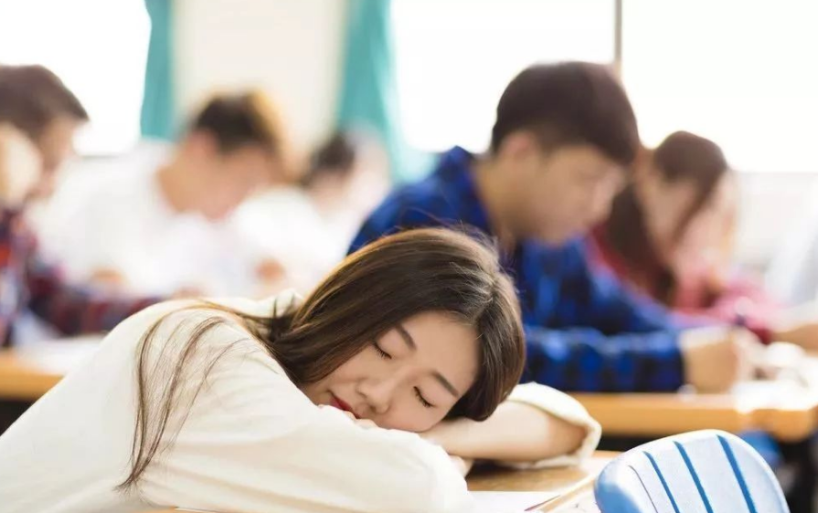 大学生吐槽室友没吃过“海底捞”，称其没见过世面，反遭网友怒怼