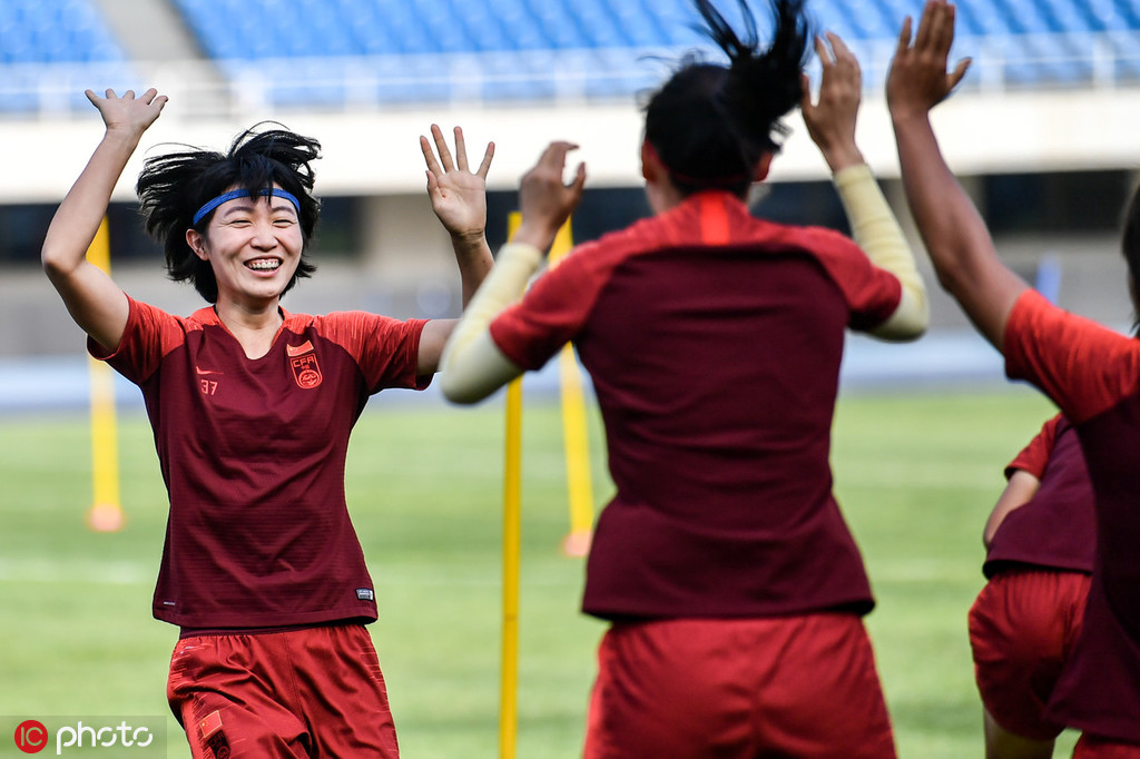 99年女足世界杯谁先进球(「玫瑰战将」几经坎坷却百折不回 多面手王焱