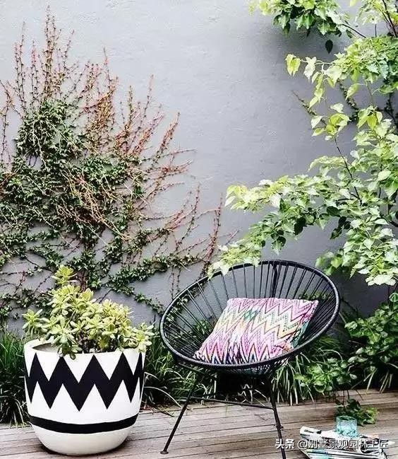 清灰色调的简奢别墅庭院设计，一面素实水泥墙，美了一个院子