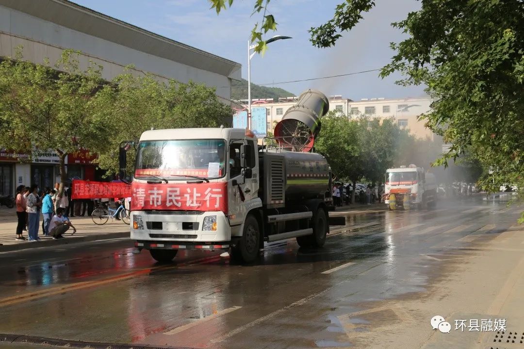 洒水车进行降温十年寒窗苦,为一朝功成千日磨一剑,为一日阅兵祝你们