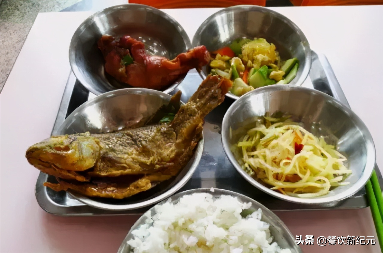 看完南方大学的食堂，再看北方大学的食堂，网友：没对比就没伤害