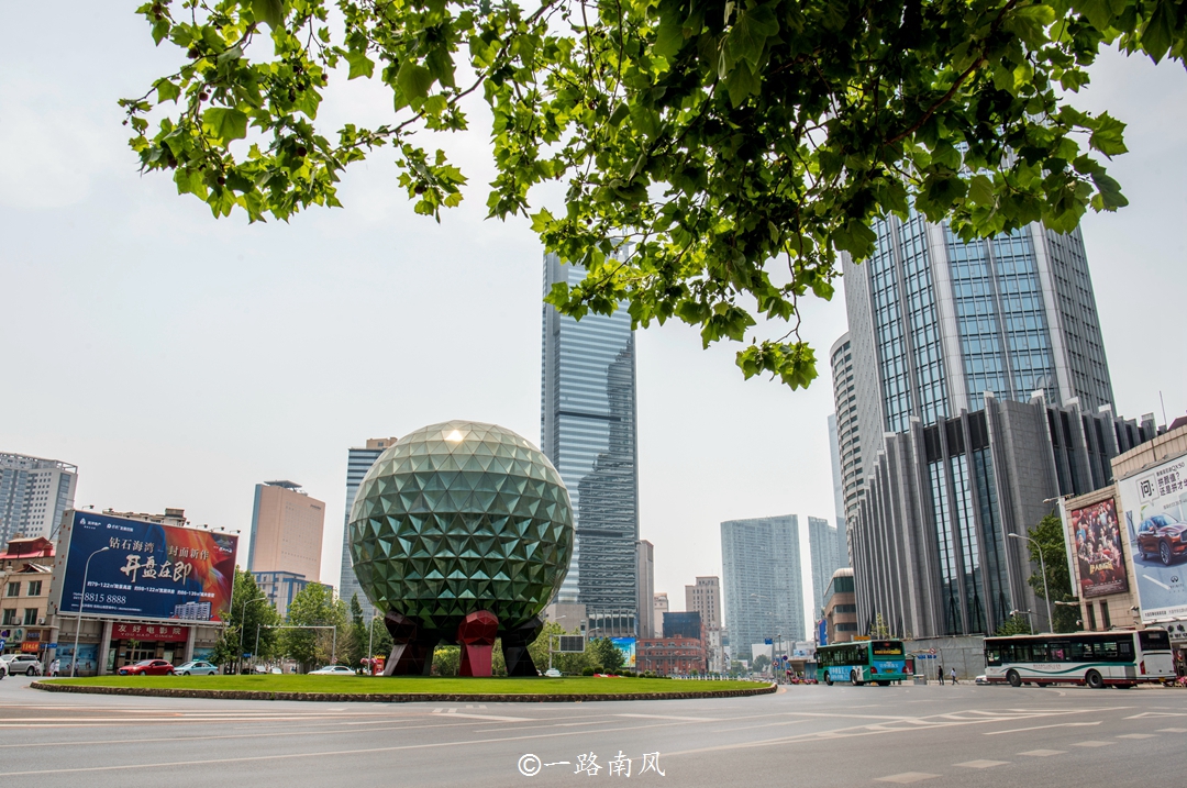 大连友好广场水晶球(大连最迷你广场,游客不看导航很容易错过,主角是