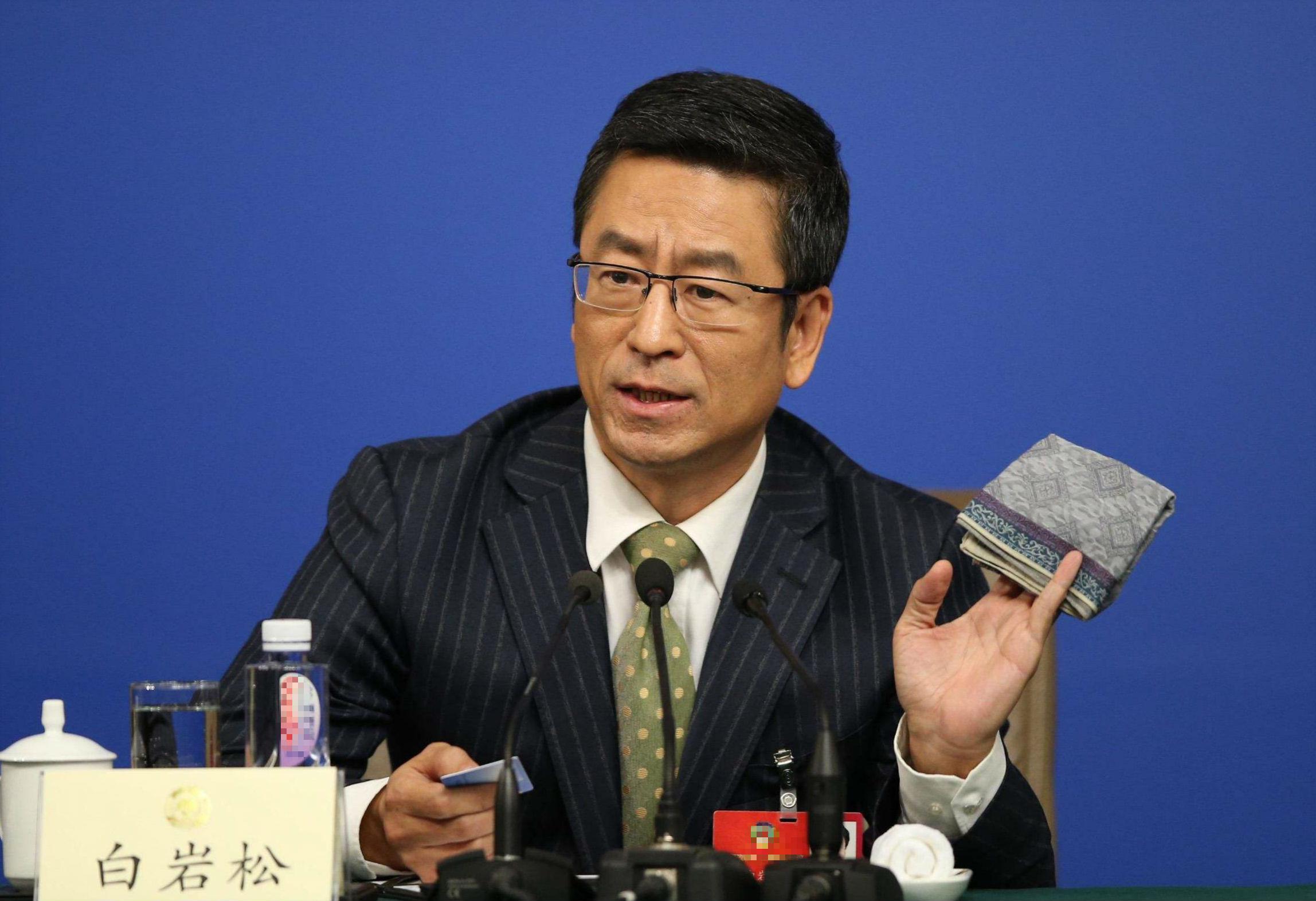 白岩松“为民请命”多年，为何被骂“做作”？王朔的差评迎来反转