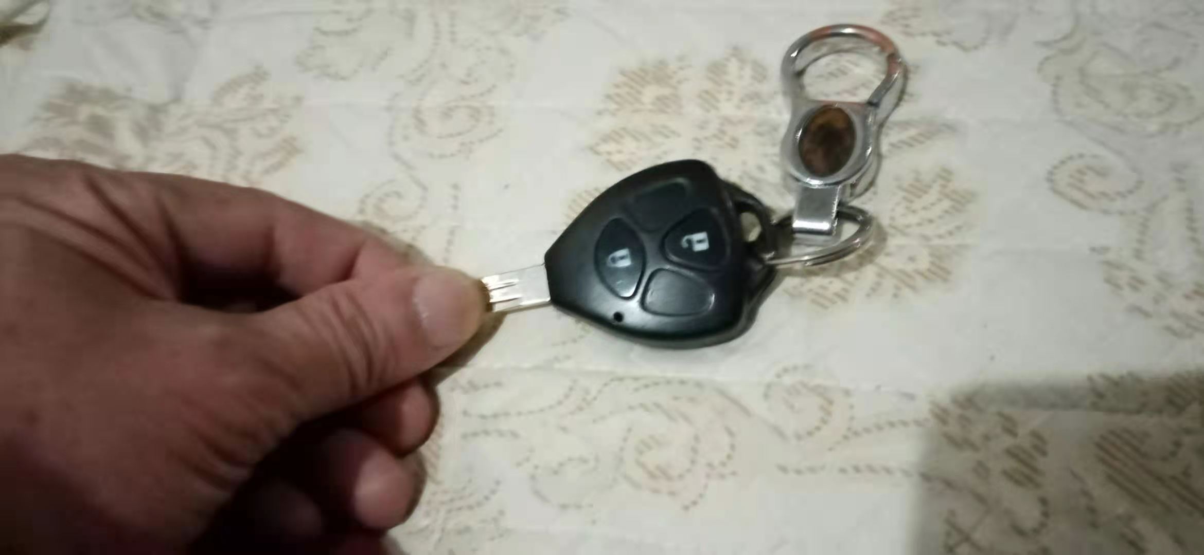 汽车遥控钥匙无法开启车门锁该怎么办？我来教你自己解决问题