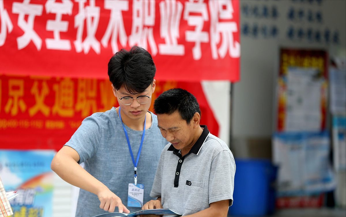 专科大一去当兵，义务兵期满是“退伍”还是“留队”好？