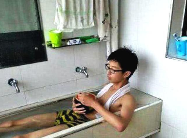 宿舍太热又没空调怎么办？忍了文理科生，美术生这招让人憋不住笑