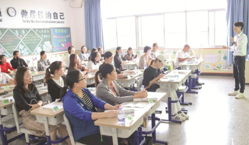 又一个“美玉学姐”，初中生寝室有零食，被学姐罚150个下蹲致残