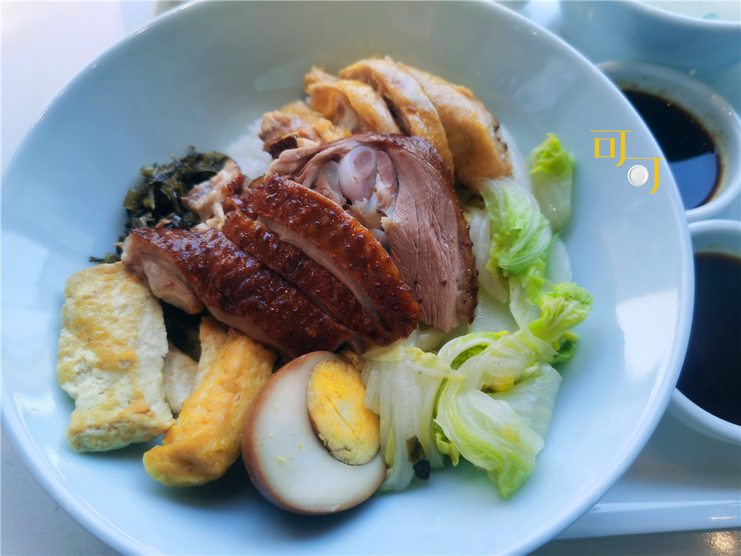 先看看这一盘我点的卤鹅拼原味鸡饭,四块卤鹅肉