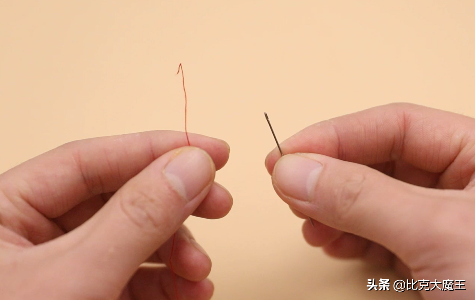 穿针线的快速方法(教你只用一根线穿针技巧,3秒搞定,穿针又快又准