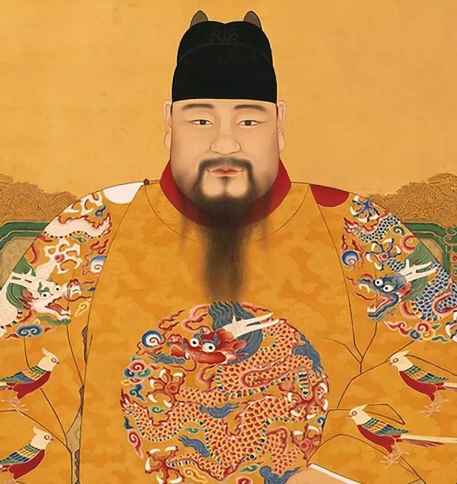 出生于1428年,21岁那年,因为哥哥明英宗朱祁镇被俘,他被群臣推上皇位.