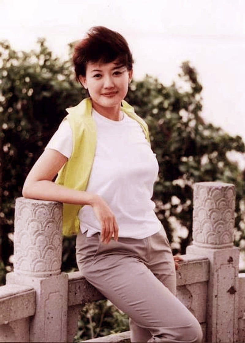 她49岁仍未婚单身(央视著名主播梁艳:生活中热心做红娘,自己49岁仍