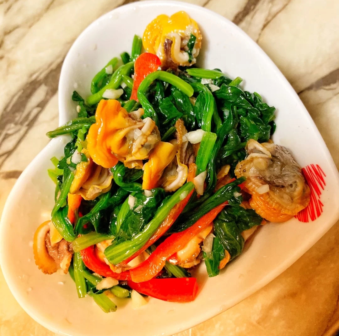 【辣炒花甲肉】食材以及配料的准备:花蛤肉(花甲肉)适量,小米辣(想放