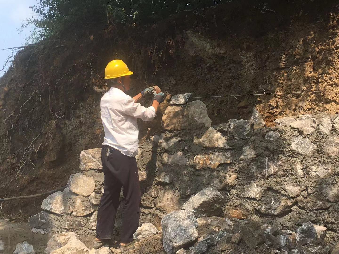 山东54岁泥瓦匠大学毕业：一直瞒着妻子去上学，因年龄多次投简历无果，只能回到工地