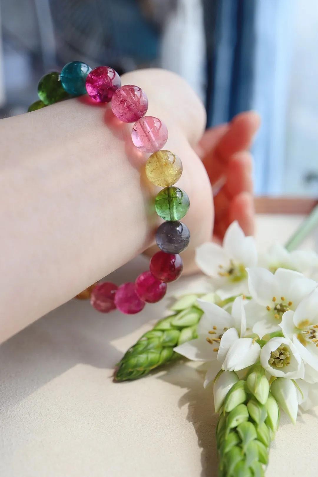 以红色,蓝色,绿色为好,要求颜色均匀艳丽;在碧玺项链和碧玺手链中则以