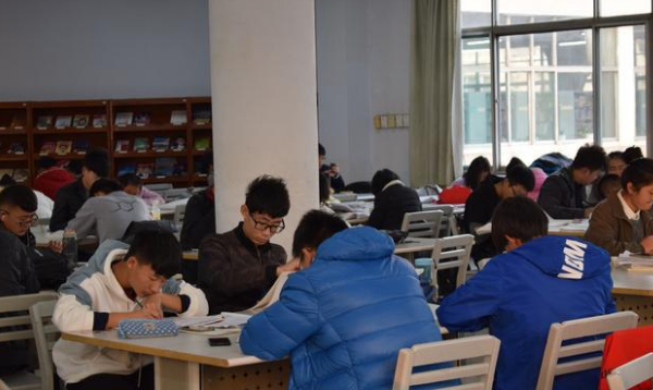 华中师大研究生火了，所学专业太“坑人”，毕业无奈摆摊卖鸡爪