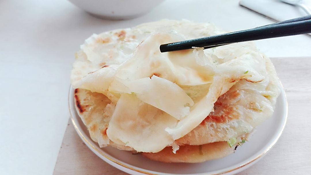 【快手多层手抓葱花饼】做法步骤图 外酥里软 层次分明 凉了也-起舞美食网