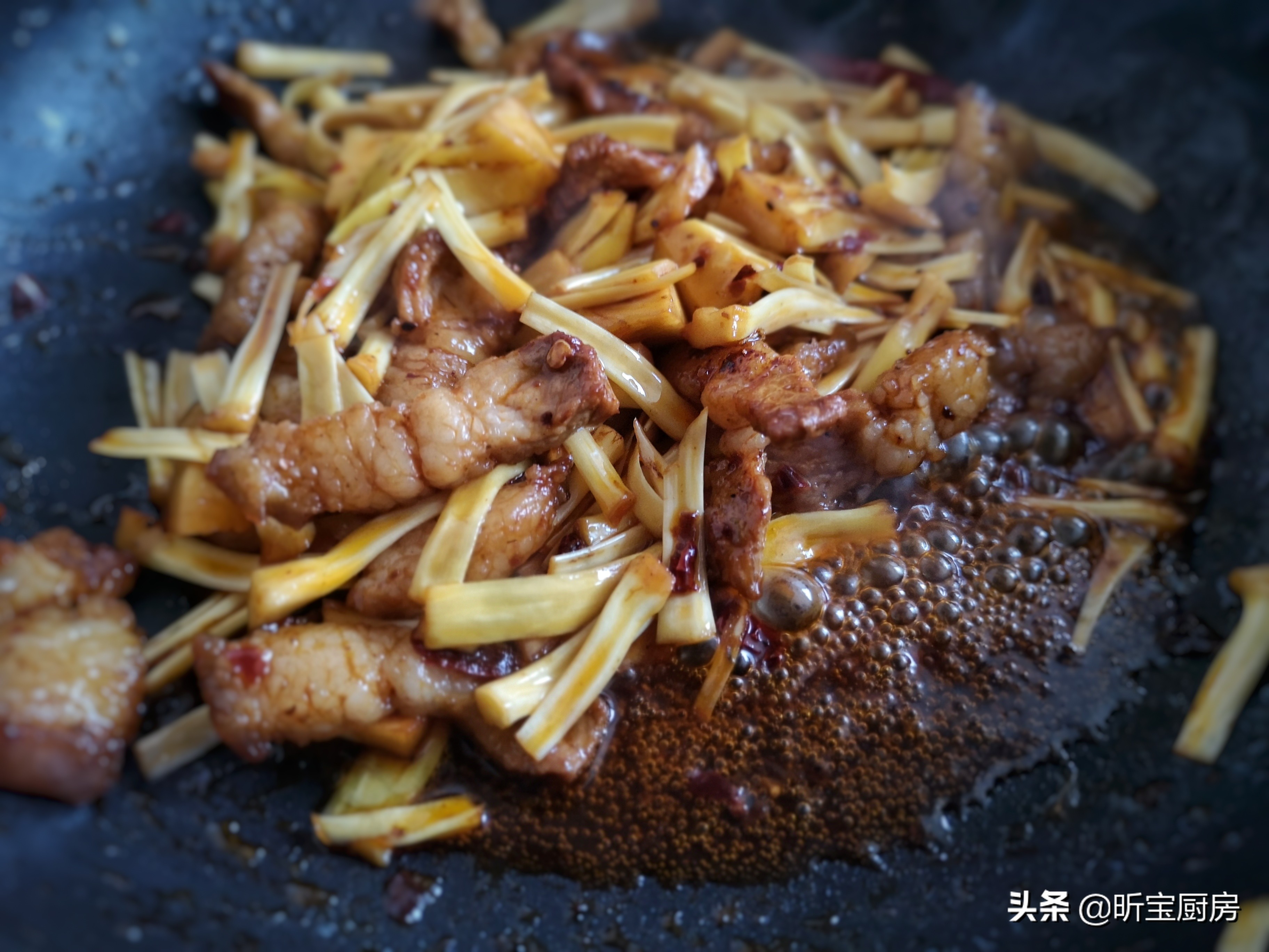 这水果一个20斤，印度人拿它当主食，我们却扔掉十多斤，太浪费了