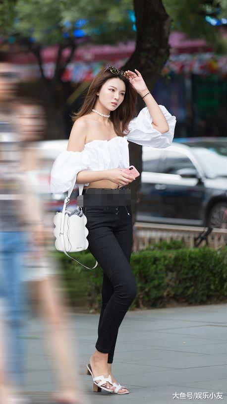 街拍：女人们穿一字肩，展示性感的“天鹅颈”, 天生的衣架子！